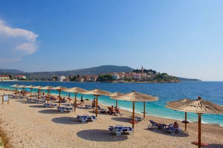Charming Seaside Apartment Primošten Eksteriør bilde
