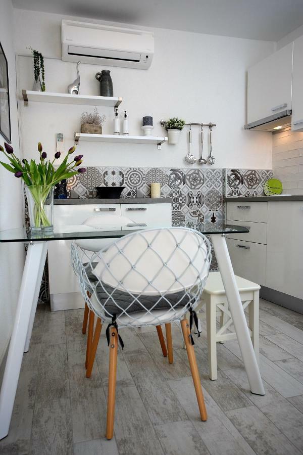 Charming Seaside Apartment Primošten Eksteriør bilde