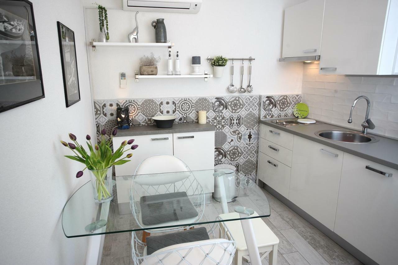 Charming Seaside Apartment Primošten Eksteriør bilde
